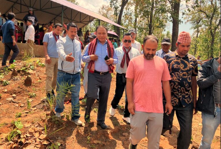 ४१ वर्षअघिको मुआब्जा माग्दै प्रसारण लाइनको तार फेर्न अवरोध