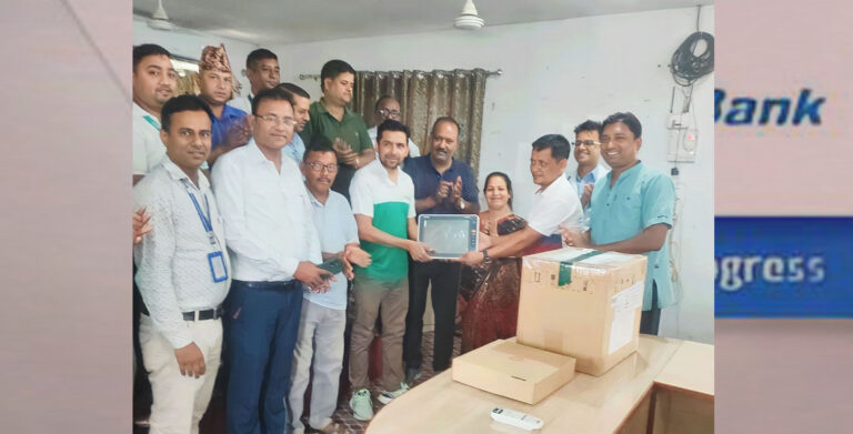 सिटिजन्स बैंकद्वारा रंगेली अस्पताल र कन्या क्याम्पसलाई विभिन्न सामान वितरण