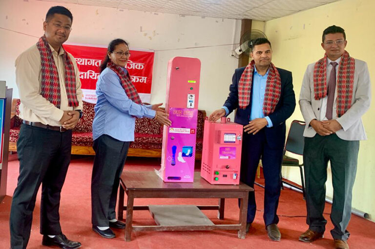 सनराइज बैंकले विभिन्न विद्यालयहरूमा प्रदान गर्‍यो प्याड एटिएम