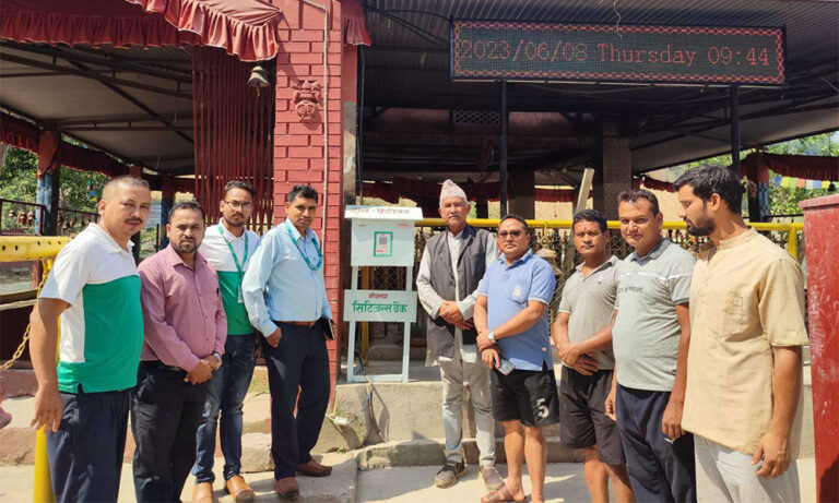 सिटिजन्स बैंक देवीघाट शाखाद्वारा क्युआर कोर्ड भएको चन्दा बाकस वितरण