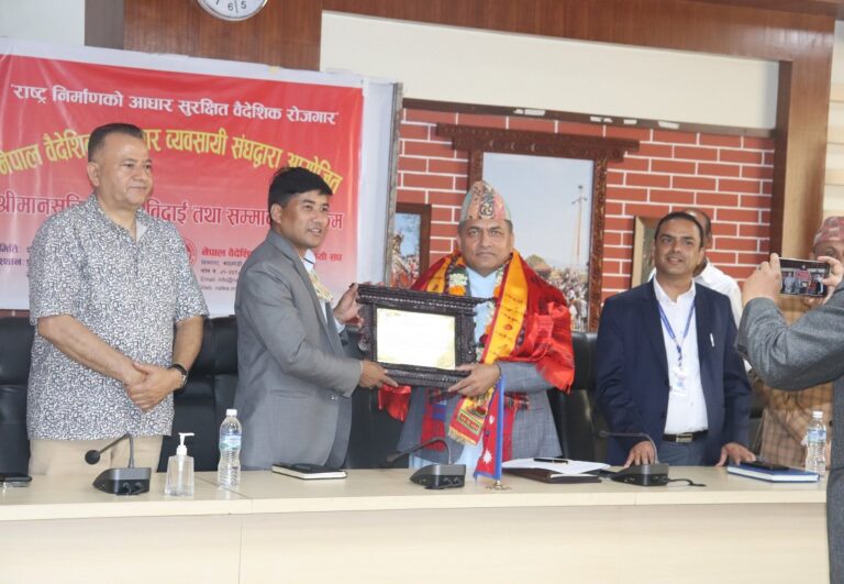 सचिव एकनारायण अर्याललाई म्यानपावर व्यवसायीले गरे बिदाइसँगै सम्मान