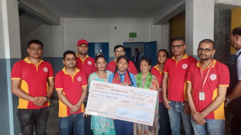 महालक्ष्मी विकास बैंकद्वारा अशोक श्रेष्ठ जेहेन्दार छात्रवृत्ति प्रदान