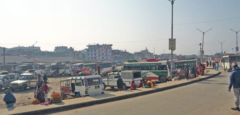 चल्न थाले सार्वजनिक यातायात, बढ्न थाल्यो चहलपहल