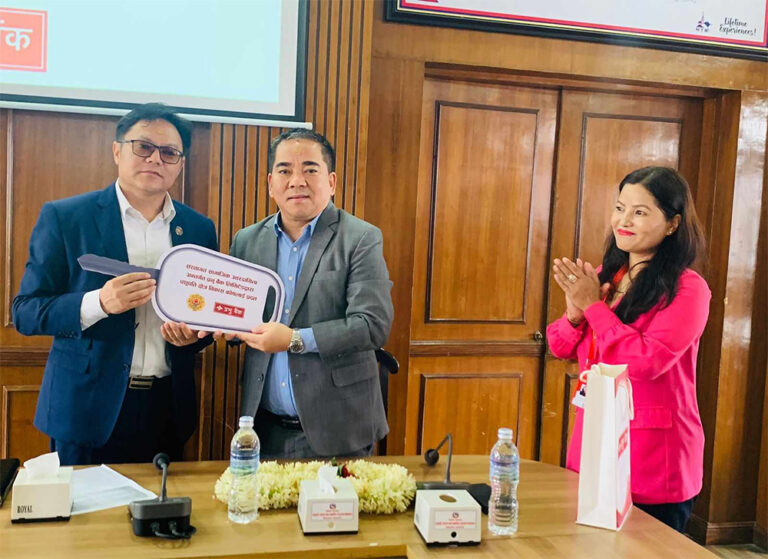 प्रभु बैंकद्वारा पशुपति क्षेत्र विकास कोषलाई हाइड्रोलिक गाडी प्रदान