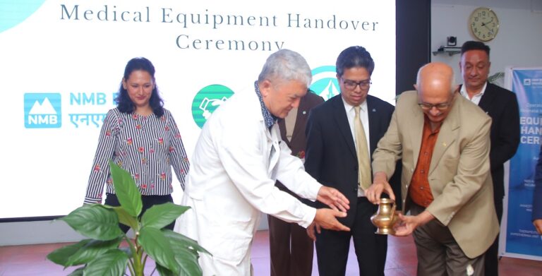 एनएमबी बैंकद्वारा धुलिखेल अस्पताललाई स्वास्थ्य उपकरण हस्तान्तरण