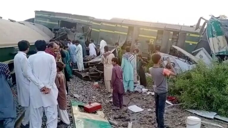 पाकिस्तानमा रेल दुर्घटना हुँदा कम्तिमा २२ को मृत्यु, ८० बढी घाइते