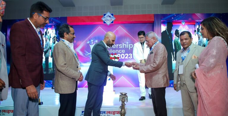 लाइफ इन्स्योरेन्सद्वारा उत्कृष्ट ५० एजेन्सी मेनेजर र ८१ अभिकर्ता सम्मानित
