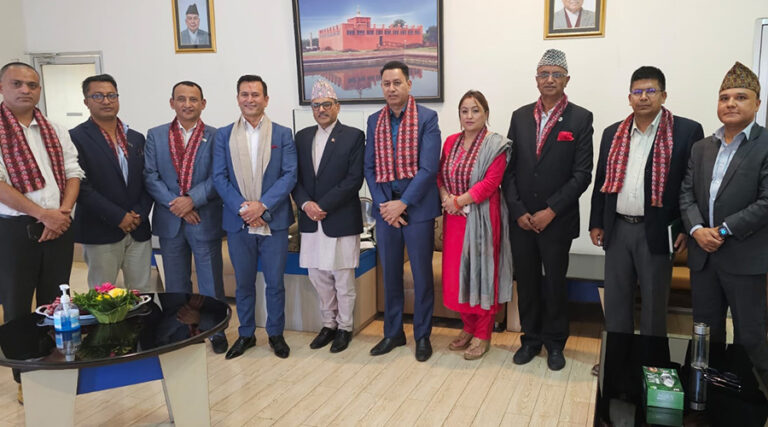 वार्षिक १३ खर्बको विद्युत् निर्यात भए व्यापार घाटा अन्त्य हुन्छ : गभर्नर अधिकारी