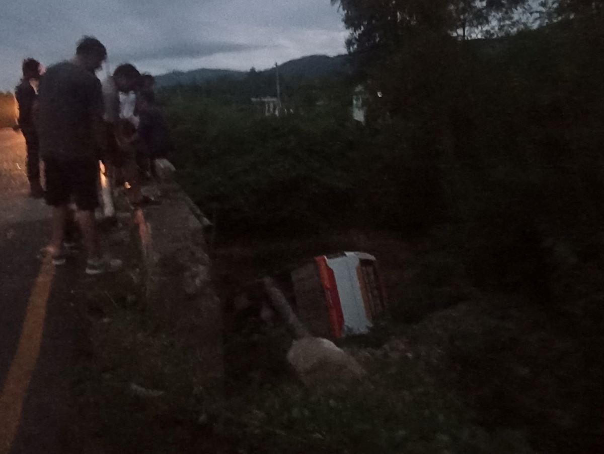 dang-bus-accident/पोखराबाट सुर्खेत जाँदै गरेको बस पुलबाट खस्यो