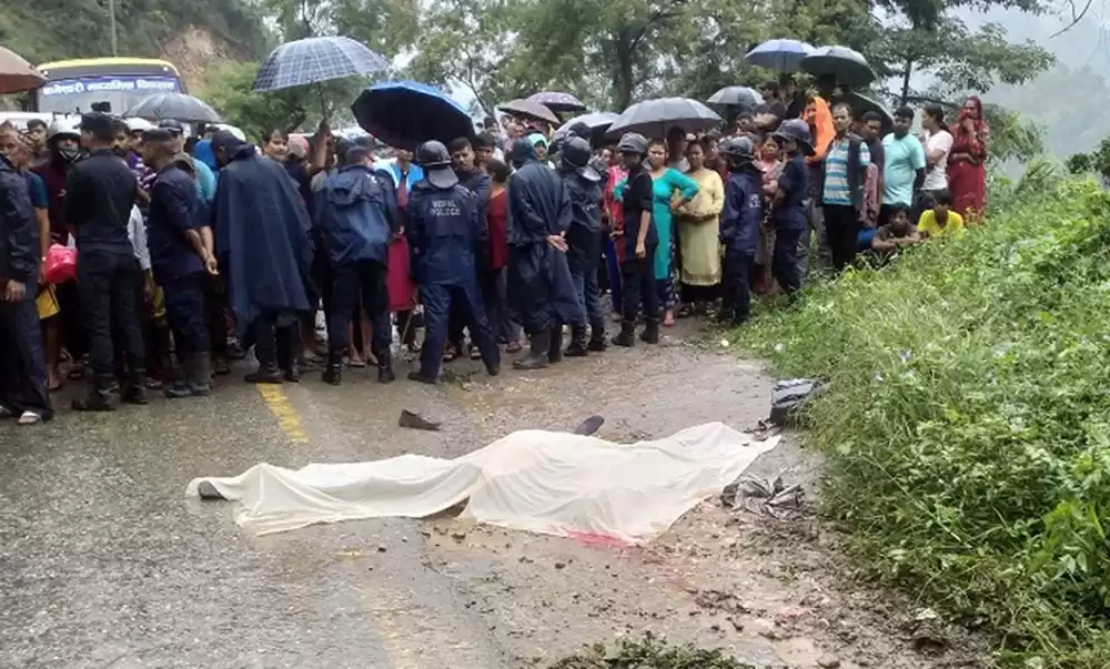 malekhu/मलेखुमा ट्रकको ठक्करबाट दुई स्कुले बालकको मृत्यु