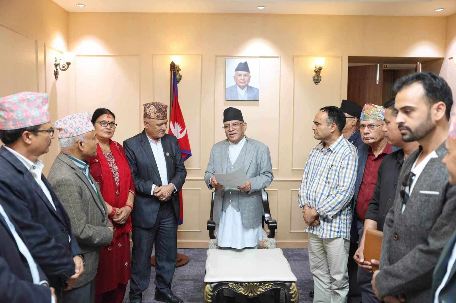 newskarkahna-news580690/प्रधानमन्त्रीलाई ज्ञापनपत्र बुझाउँदै बझाङ भूकम्प पीडितलाई राहत दिन माग