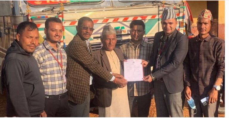 हिमालय बैंकद्वारा २१ लाख रुपैयाँ बराबरको राहत सामग्री सहयोग