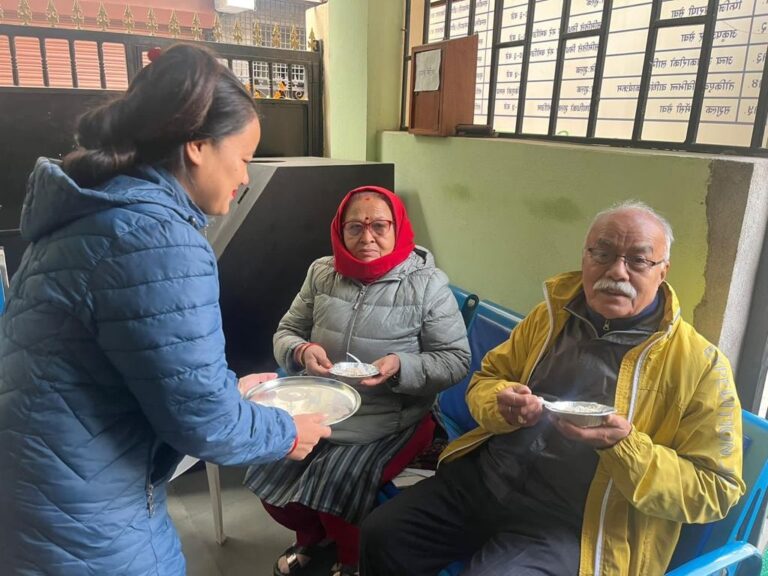 जिल्ला आयुर्वेद स्वास्थ्य केन्द्रको १५औँ ‘पथ्य आहार कार्यक्रम’ (तस्बिरहरु)