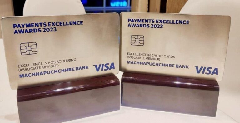माछापुच्छ्रे बैंक भिसा लिडरसिप कन्क्लेभ कार्यक्रममा दुईवटा विधाबाट सम्मानित