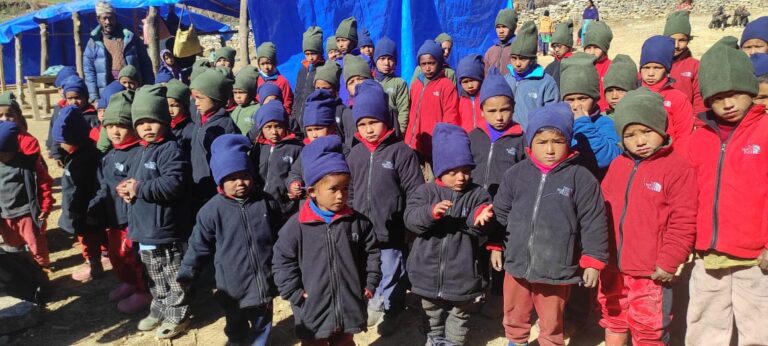 भूकम्प पीडितलाई सिटिजन लाइफ इन्स्योरेन्सद्वारा न्यानो कपडा वितरण