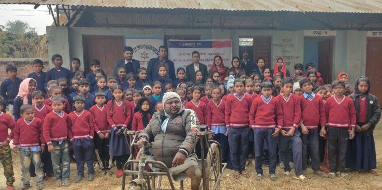 माछापुच्छ्रे बैंकद्वारा विद्यार्थीहरूलाई न्यानो कपडा वितरण वितरण
