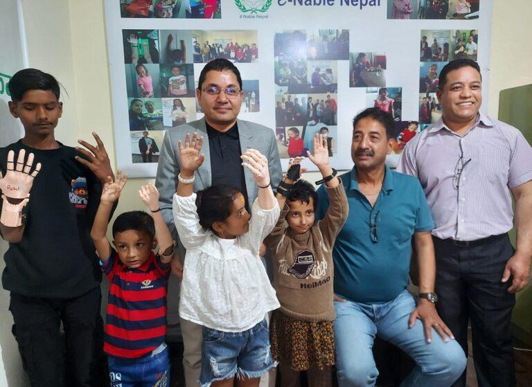 ज्योति विकास बैंकद्वारा बालबालिकाहरूलाई कृत्रिम हात प्रदान