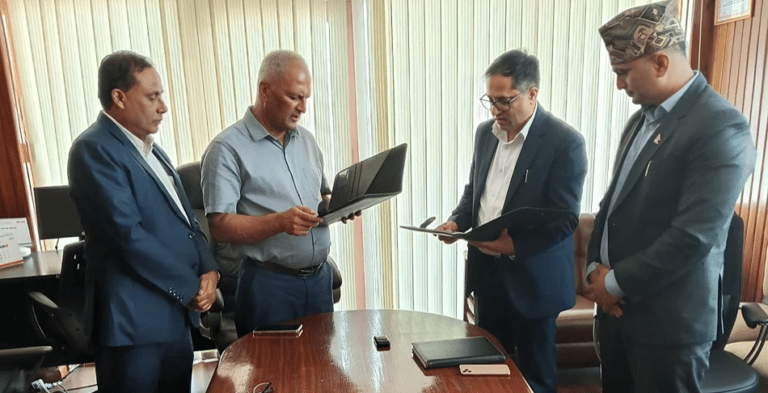 राष्ट्रिय जीवन बीमा कम्पनीका नवनियुक्त अध्यक्षद्वारा शपथ