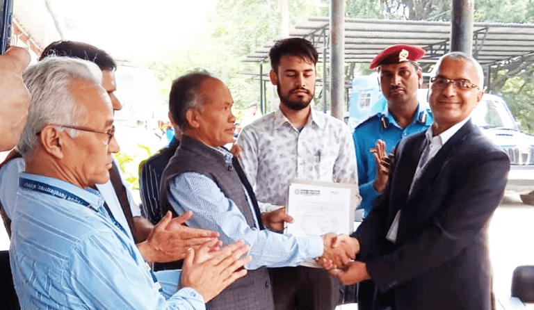 नेपाल बैंकद्वारा सडक डिभाइडर सहयोग