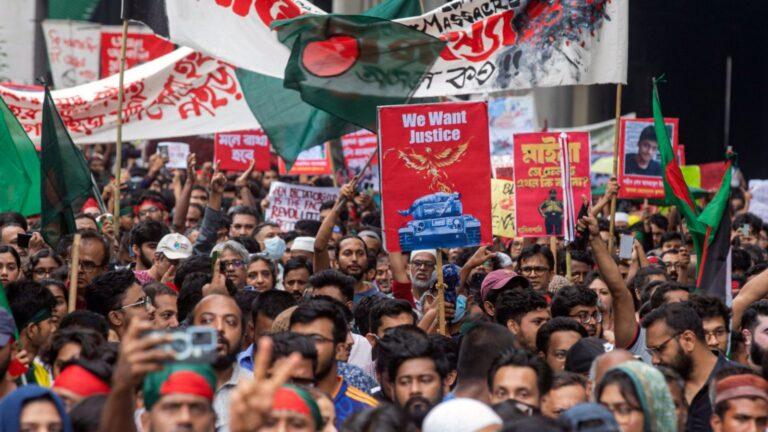 बंगलादेशमा प्रधानमन्त्री निवासमा प्रवेश गरे आन्दोलनकारी