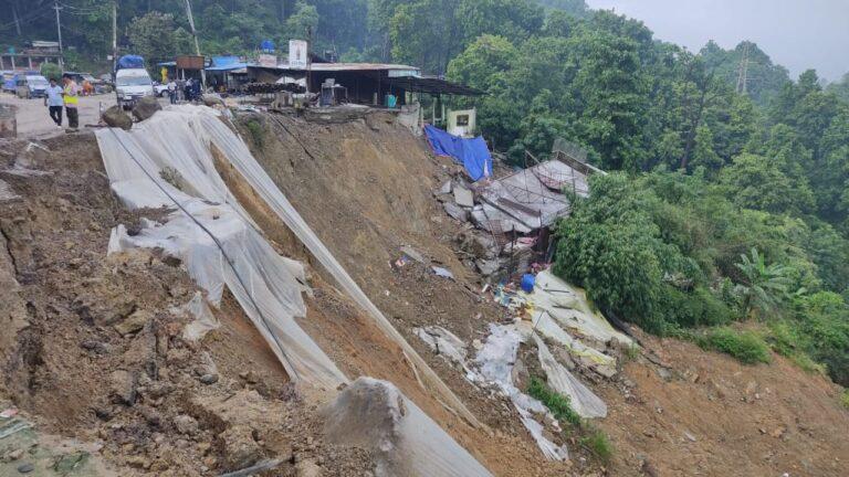 इलाममा पहिरोमा परेर १७ जनाको मृत्यु, उद्धार कार्य जारी