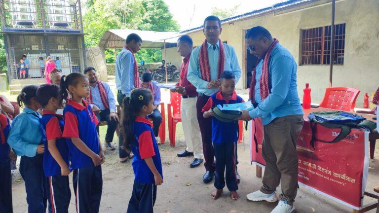 आई.एम.ई. लाइफले गर्‍यो प्राकृतिक प्रकोपबाट प्रभावितलाई आवश्यक सामाग्री वितरण (तस्बिरहरु)