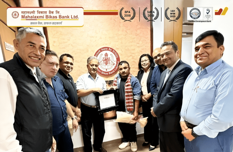 महालक्ष्मी विकास बैंकद्धारा चणिकलाल तामाङलाई १ लाख नगदसहित सम्मान