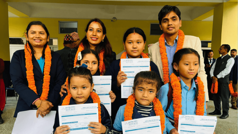 कुमारी बैंकको सहकार्यमा आँबुखैरेनीमा ‘छात्रा बचत खाता’ कार्यक्रम, बिद्यार्थीलाई बीमा पनि