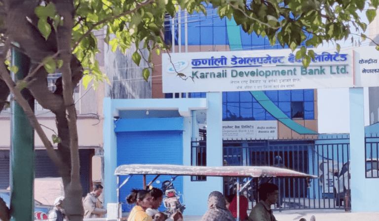 कर्णाली डेभलपमेन्ट बैंक समस्याग्रस्त घोषणा, राष्ट्र बैंकले नियन्त्रणमा लियो व्यवस्थापन