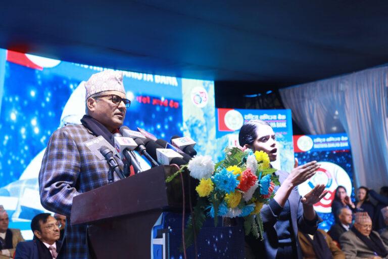 बैंकमा समस्या छैन, अफवाह नफैलाऔं : गभर्नर अधिकारी