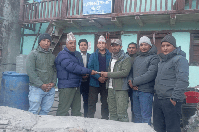 मुगुका विपन्न घर परिवारका बिरामीलाई नेपाल निजामती कर्मचारी संगठनको आर्थिक सहयोग