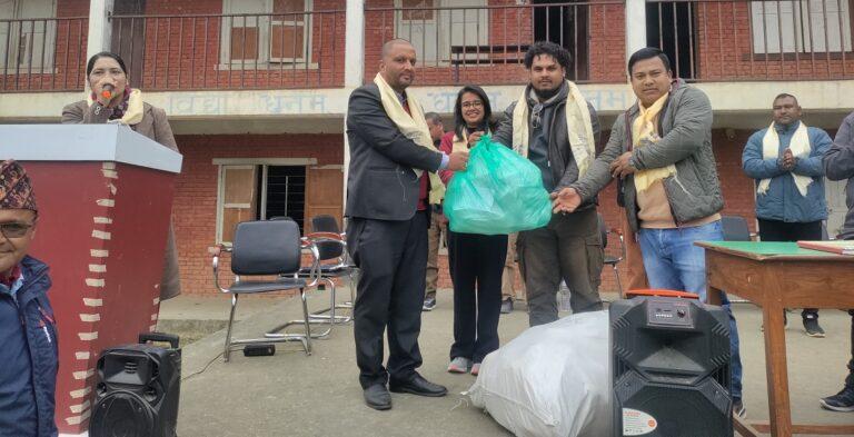ईसेवा मनी ट्रान्सफरद्वारा काभ्रेको इन्द्रेश्वर माविका विद्यार्थीलाई जुत्ता हस्तान्तरण