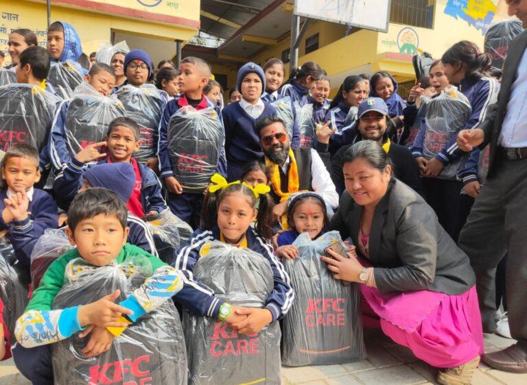 देवयानी इन्टरनेशनल (के.एफ.सी. तथा पिज्जाहट) नेपाल द्वारा शैक्षिक सामग्री वितरण