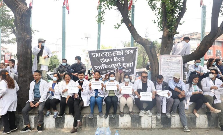 अदालत-चिकित्सक विवाद : उपचारको आशमा अस्पताल पुगेका बिरामी रित्तो हात फर्कन बाध्य