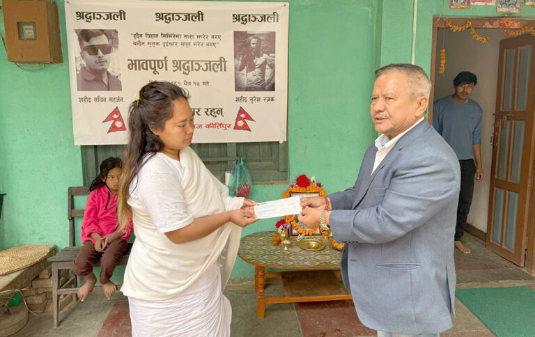तीनकुने हिंसामा मारिएका सुरेश र सविनको परिवारलाई भाटभटेनीको सहयोग