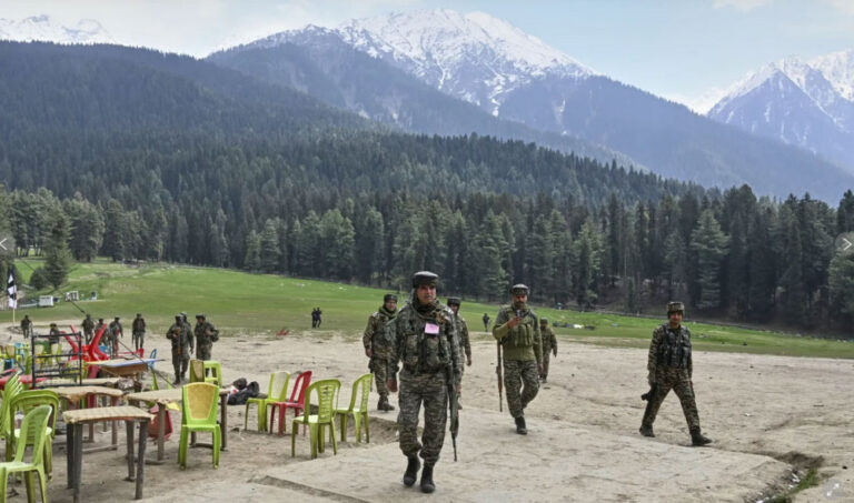 जम्मूकश्मीरका आतंकवादी क्षेत्रमा प्रहरीको छापा