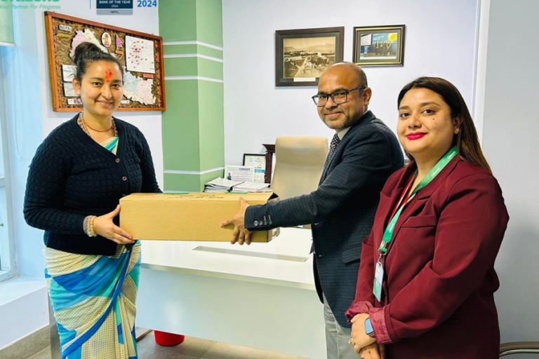 सिटिजन्स बैंकद्वारा रक्षा नेपाललाई खाद्यान्न सामाग्री र स्यानिटरी प्याड सहयोग
