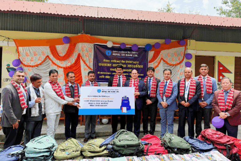 नेपाल एसबिआई बैंकद्वारा बालकल्याण आधारभूत विद्यालयका विद्यार्थीलाई स्कुल सामाग्री वितरण