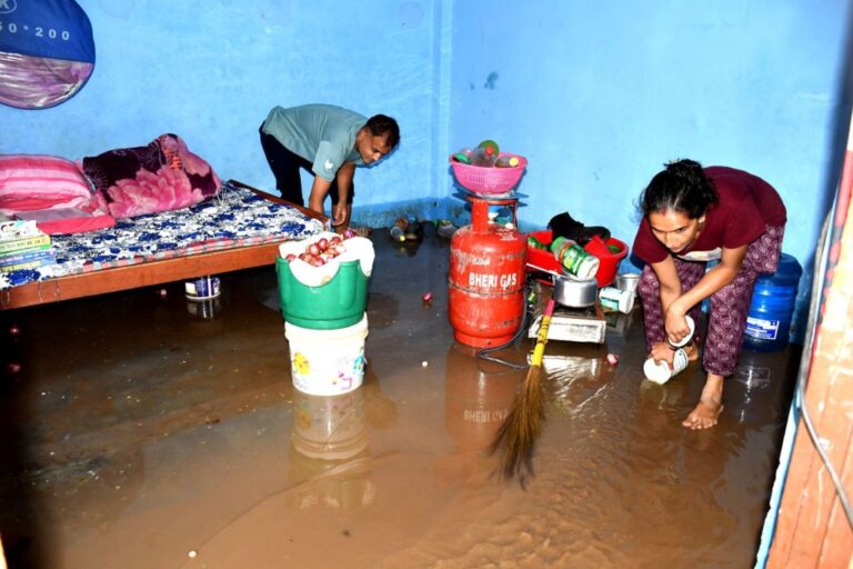 घोराहीको ट्राफिक चोकको बस्तीमा बाढी