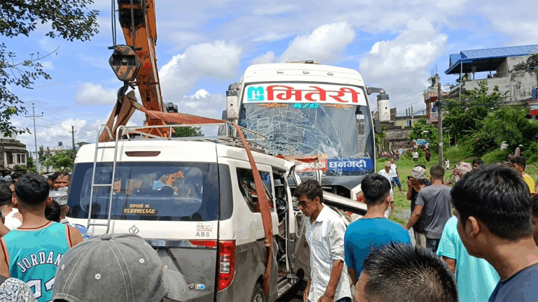 चितवनमा बस र माइक्रो ठोकिँदा गर्भवतीसहित ७ जनाको मृत्यु