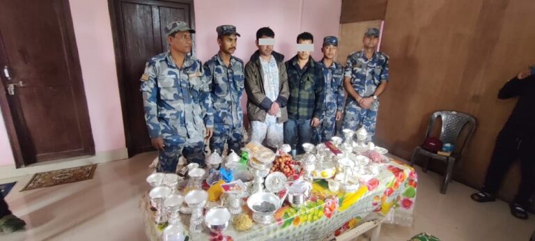 चाँदी र सुनको जलप लगाएको गहनासहित दुई जना व्यक्ति नियन्त्रणमा