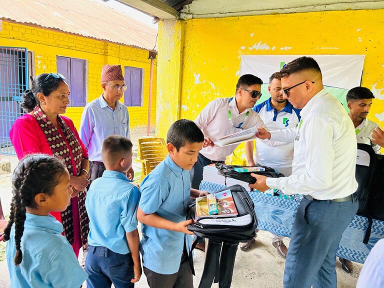 कामना सेवा विकास बैंकद्वारा विद्यालयलाई शैक्षिक सामग्री वितरण