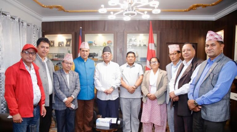 शिक्षकका गुनासा सुनेपछि प्रचण्डले भने- हामी पूर्ण साथ दिन्छौँ