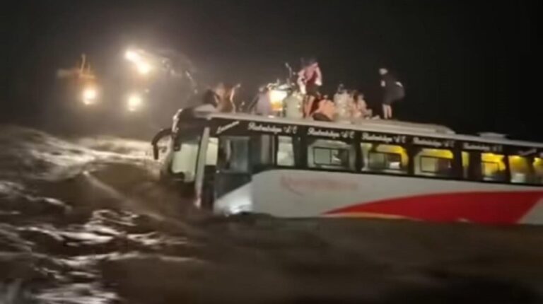 विनयी खोलाको भेलले मध्यरातमा बस बगायो : ३८ यात्रुको सकुशल उद्धार, राजमार्ग अवरुद्ध