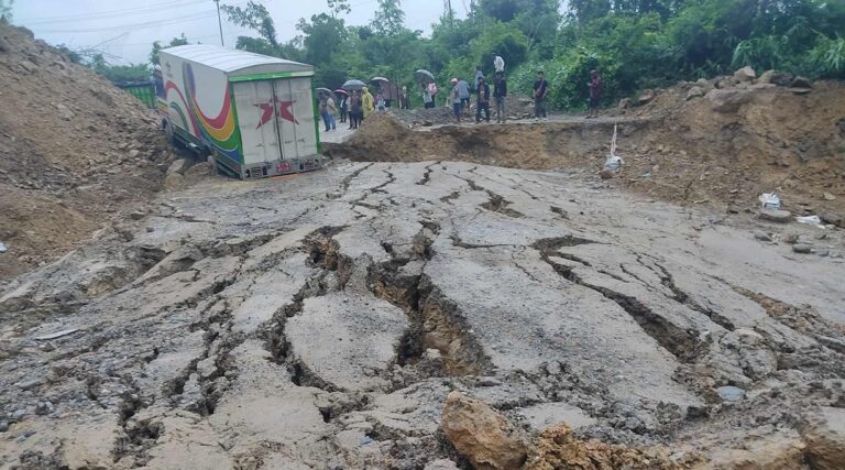 दाउन्नेको उही पुरानो पीडा: खुर्सानी खोलामा सडक भासियो, राजमार्ग ठप्प