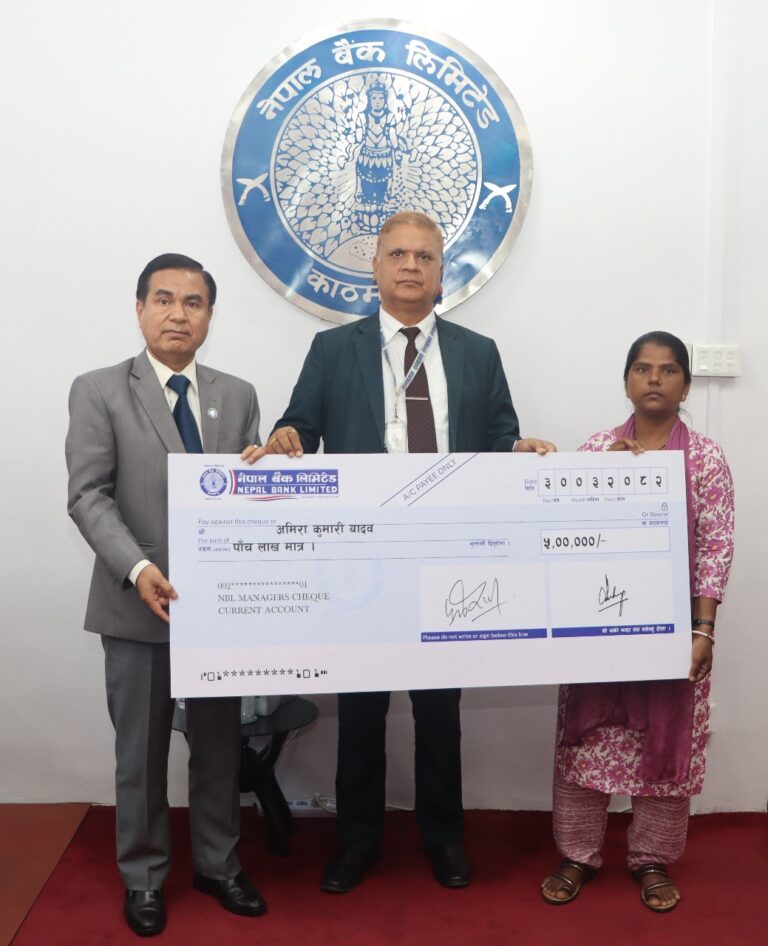 दुर्घटनामा ज्यान गुमाएका शिक्षकको परिवारलाई नेपाल बैंकद्वारा ५ लाखको बीमा भुक्तानी