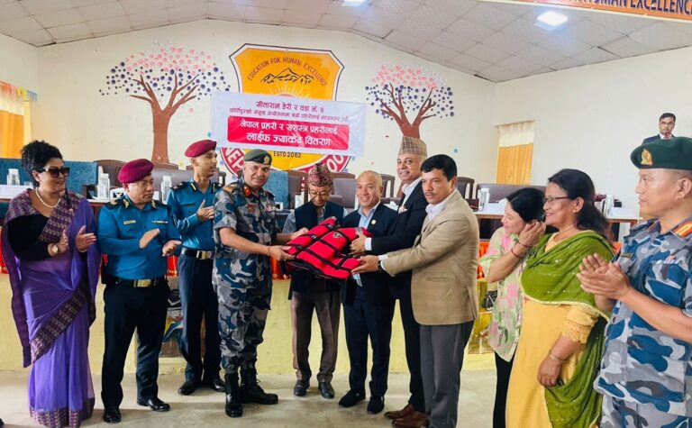 सीताराम डेरीद्वारा सुरक्षा निकायलाई लाइफ ज्याकेट वितरण