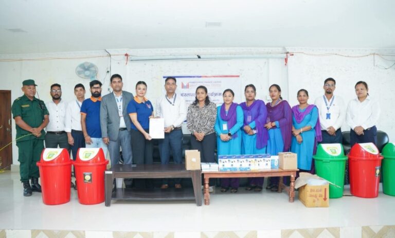 कोहलपुरको स्वास्थ्य क्षेत्रलाई मन्जुश्री फाइनान्सको १ लाखको सहयोग