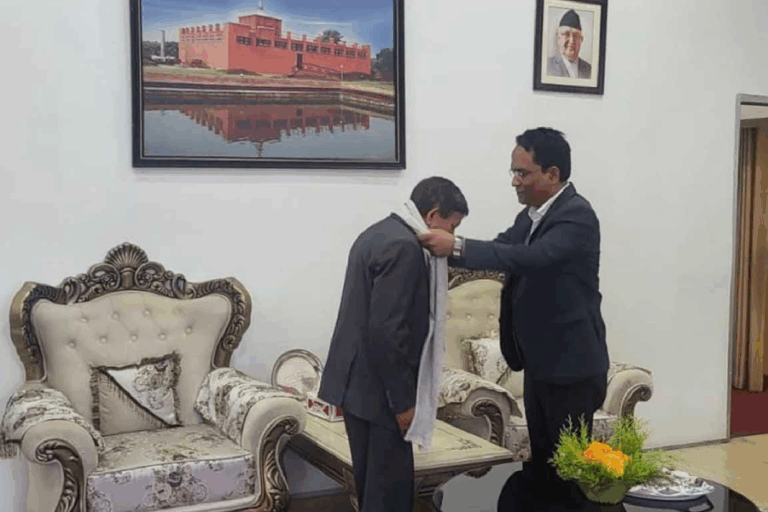 प्रभु बैंकको सञ्चालक अध्यक्षमा किशोर जङ्ग कार्की, राष्ट्र बैंक गभर्नर समक्ष शपथ