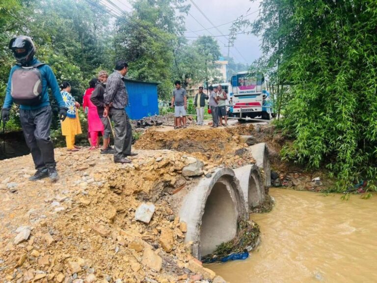 अस्थायी समाधान पनि बाढीले बगायो, बनेपा-नाला सडक पुनः अवरुद्ध
